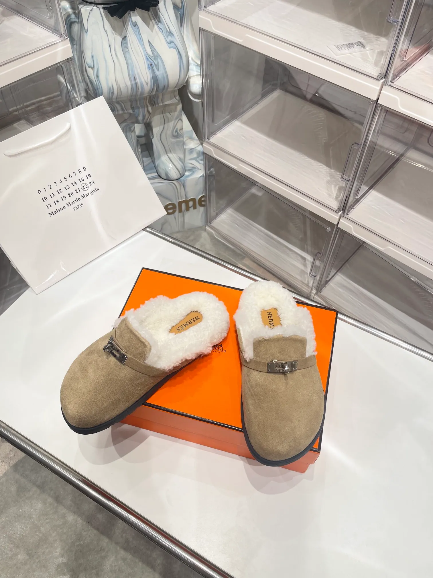 【HERMESG】Furry mop P: 580💰 ●Number of sizes: Men 39-44 (45 custom-made) Women 35-40 (41.42 custom-made) HERMES Hermès cute half-movers.  Classic family language design! It looks good no matter how you match it! Casual and high-end feeling, the comfort is also great, paired with various colorful socks, it has a trendy high-end feel. The top version is made of high-quality real wool ●Upper: imported cow suede ●Inner: imported sheepskin one piece ●Foot: imported mixed sheepskin ●Outsole: Tpu non-slip and wear-resistant outsole.